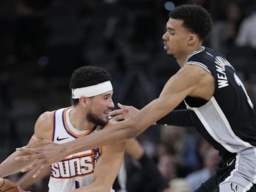 ¡Cómo huye! La jugada viral que demuestra el pánico de Devin Booker a Wembanyama