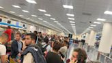 Quedan 800 argentinos varados en EEUU por cancelaciones de American Airlines: chats desesperados e incertidumbre por el equipaje