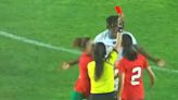 Caos en el fútbol femenino: le muestran roja por un foul brutal y después hace esto... ¡nocáut!