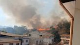 Incêndio atinge grande área de vegetação em bairro de Vitória