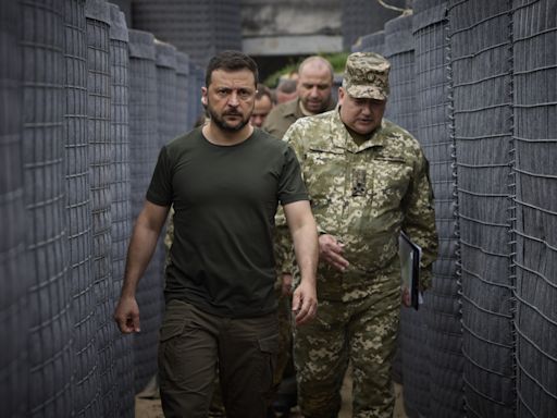 Zelenski supervisa la construcción de fortificaciones en la frontera con Bielorrusia