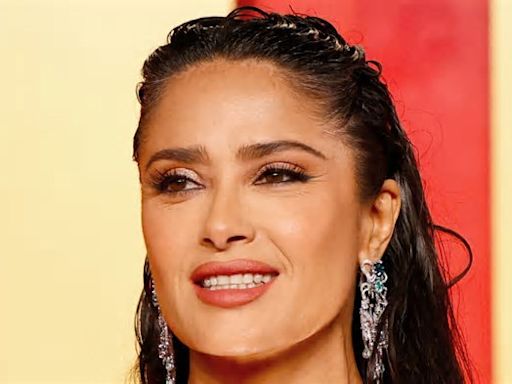 Salma Hayek visita México y luce bikini naranja en cenotes