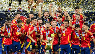 ¡España campeón de la Eurocopa! En una final inolvidable, venció por 2-1 a Inglaterra con un gol agónico y celebra en Berlín