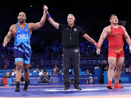 El luchador Yasmani Acosta entra en la historia olímpica y asegura una segunda medalla para Chile en París 2024