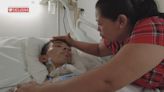 Madre del migrante que perdió las piernas tras caer de 'La Bestia' llega a México: "Nunca te dejaré solo"