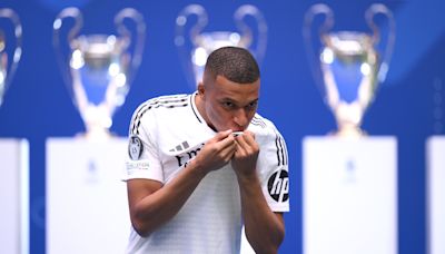 Real Madrid boss Ancelotti reveals what he told Kylian Mbappé during viral photo
