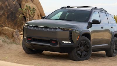 Jeep Lifts and Ruggedizes New Wagoneer S with Trailhawk Concept