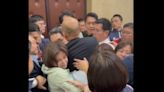 韓國瑜被女綠委熊抱性騷 她怒吼：挾持國會議長？ | 蕃新聞