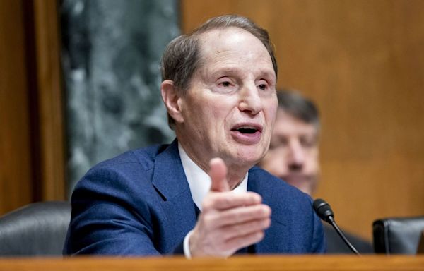 Sens. Wyden, Paul introduce bipartisan bill to abolish military draft