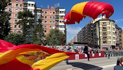 Miguel González Rivas: el militar asturiano que protagonizó el espectacular salto en paraidas durante el Desfile de las Fuerzas Armadas