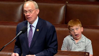 Hijo de congresista de Tennessee se roba las miradas en la Cámara de Representantes por divertidos gestos - El Diario NY