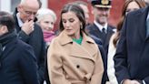 La reina Letizia transforma su look bicolor en Dinamarca con bolso de flores y pendientes de esmeraldas