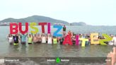 Miles de personas se bañan en playas y piscinas de España para apoyar a pacientes con esclerosis múltiple