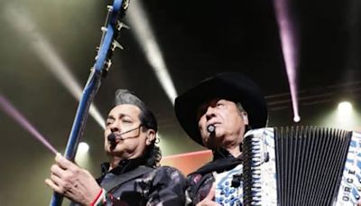 Concierto de Los Tigres del Norte se sale de control en Londres y fans terminan en el escenario