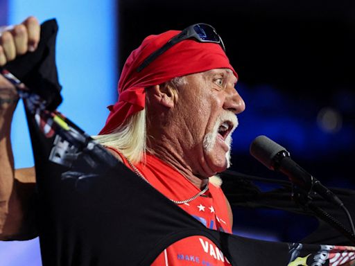 Hulk Hogan se arranca la camisa en un ataque de 'trumpmanía': "Vamos a ser campeones de nuevo"