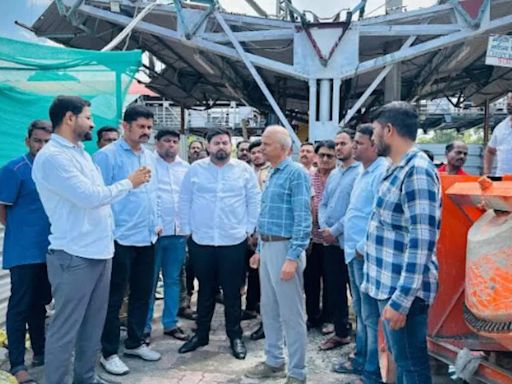 Yuva Sena leaders demand immediate installation of shed on platform 5 at Dombivli railway station | Thane News - Times of India