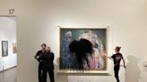 El cuadro de Klimt no sufre daños tras ser atacado en una protesta climática