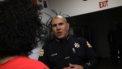 Tras renuncia del jefe de policía, algunos latinos dicen que merece otra oportunidad