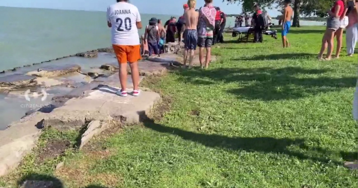 Child hospitalized after being pulled from Lake Michigan in Chicago