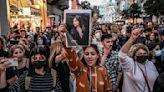 Irán: Tres muertos en protestas tras el fallecimiento de Mahsa Amini, joven detenida por la policía de la moral