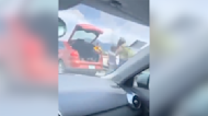 Un conductor arroja a un repartidor de comida por un puente tras una discusión vial acalorada