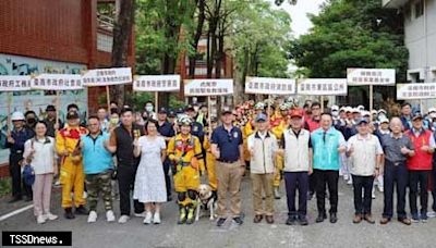 南市東區震災應變實兵演練結合震災與搜救犬 展現跨域防災救災量能