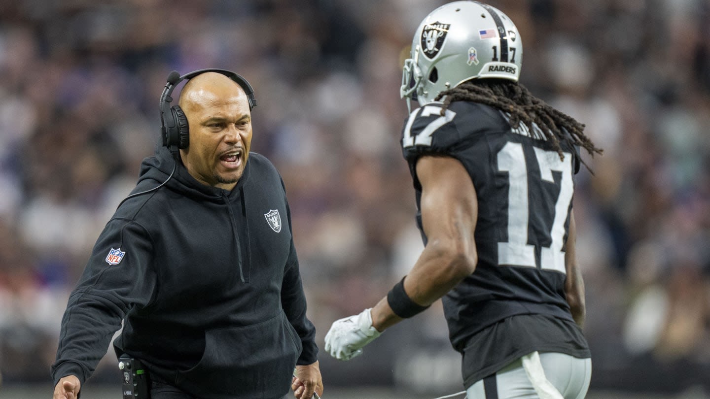 Raiders Coach Antonio Pierce Spending More Time with the Offense