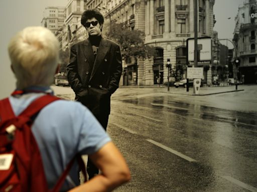 Pedro Almodóvar y su musa, Madrid, tema de una exposición en la capital española