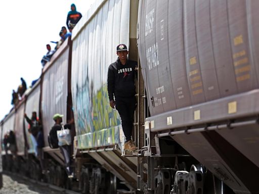 Cientos de migrantes que llegaron a frontera entre México y Estados Unidos deambulan por río Bravo - El Diario NY