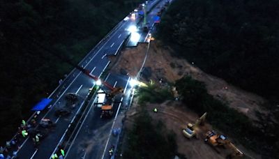 大雨掏空路基？廣東高速路面塌陷「死亡數攀升至36人」 民眾挽袖獻熱血