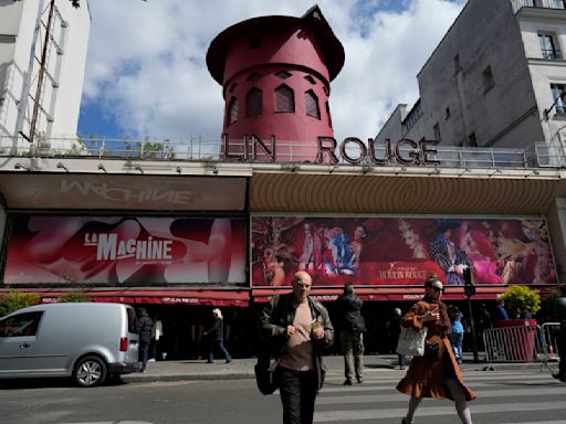 Caen aspas de molino del Moulin Rouge parisino