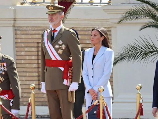 La reina Letizia sorprende con un traje celeste de dos piezas en la tercera jura de bandera del rey Felipe en Zaragoza