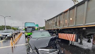 北市連環車禍！疑天雨視線差 洲美快速道路5車撞一團 - 社會