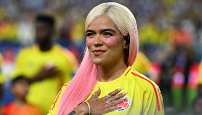 Karol G recibe fuertes críticas tras interpretar el himno de Colombia en la final de la Copa América
