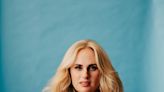 Livro de memórias de Rebel Wilson tem passagens sobre Sacha Baron Cohen editadas no Reino Unido