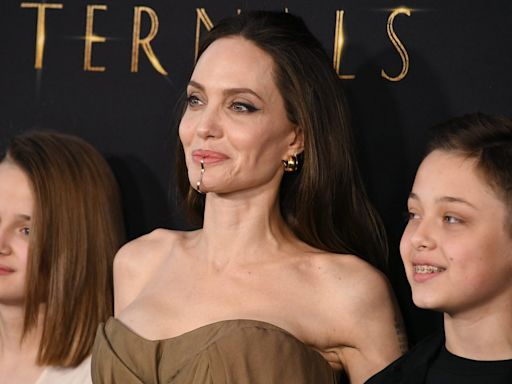 Knox, el hijo de Angelina Jolie y Brad Pitt, irreconocible a sus 15 años: Clavado al hermano de la actriz