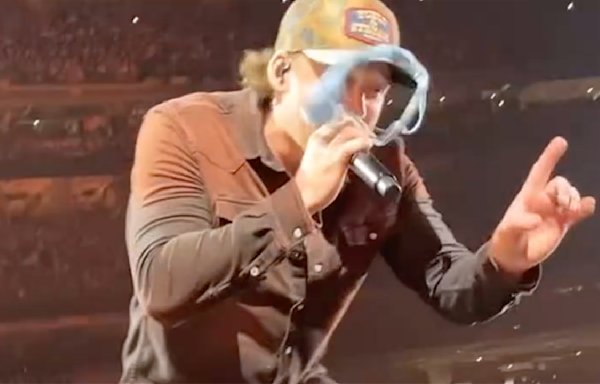 Morgan Wallen has underwear thrown at his face during concert