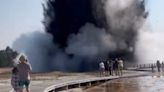 Terror entre los turistas por una impresionante explosión hidrotermal en el Parque Nacional de Yellowstone (EEUU)