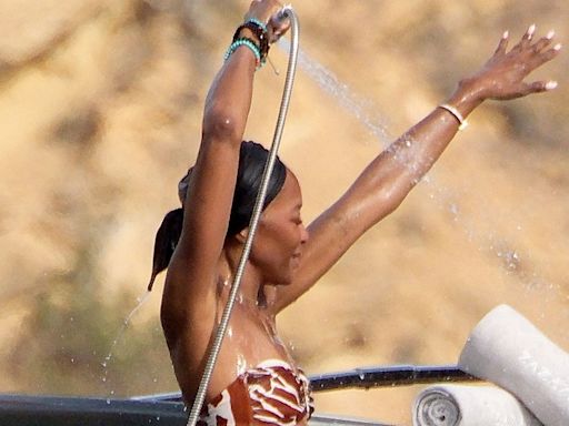 Naomi Campbell se diverte em iate no verão europeu