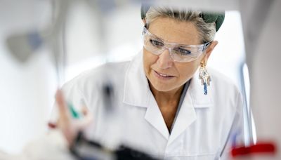 Queen Maxima dons lab coat and safety glasses while visiting a factory