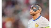 Escondido tras la máscara, sufre Kylian Mbappé
