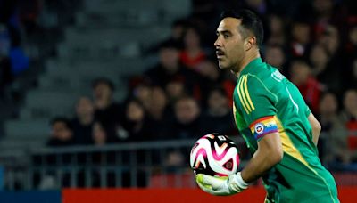 “No es nada preocupante”: Claudio Bravo entrega detalles de su lesión en el partido con Paraguay