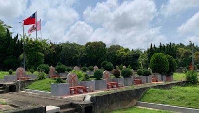 24個墓碑被畫紅色「X」！新竹市示範公墓遭噴漆 民俗專家曝用意：大不敬