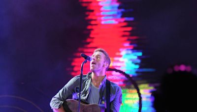 Chris Martin de Coldplay se arrodilló en el escenario para ayudar a un asistente que cayó al intentar subirse