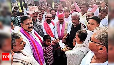 SP chief Akhilesh Yadav provides 2.8L aid to family of deceased party member | Varanasi News - Times of India