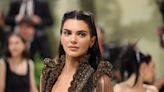 El misterio del vestido de Givenchy que Kendall Jenner lució en la Met Gala: ¿la engañaron?