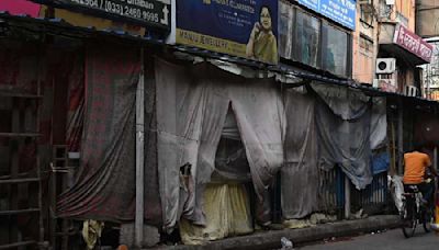 Change and lack of it after Mamata outburst: Eyesores remain on Gariahat pavements