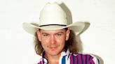 Chart Rewind: In 1992, Tracy Lawrence’s ‘Sticks and Stones’ Skipped to No. 1