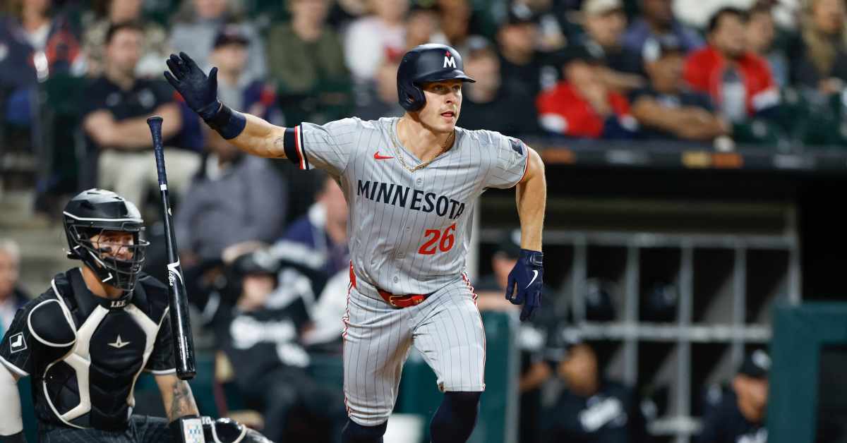 Twins strike in the 9th to keep winning streak alive