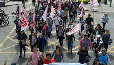 Centenares de maestros protestan por mejores salarios en Perú